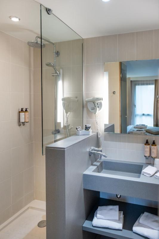 Classic Double Room image 3