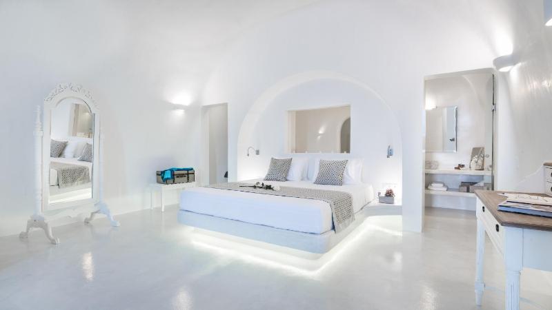 Honeymoon Suite with Outdoor Heated Plunge Pool with Jets image 4