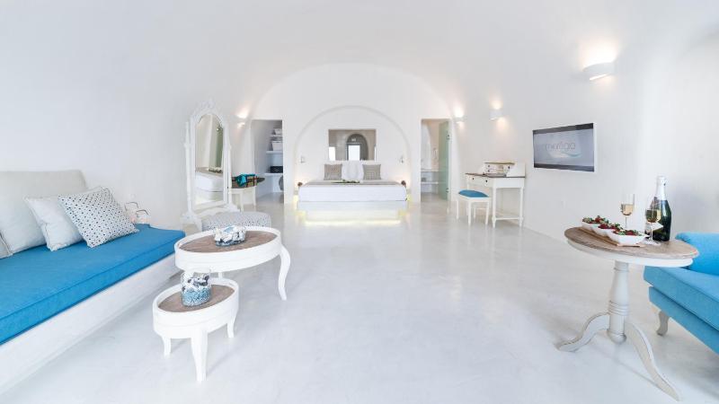Honeymoon Suite with Outdoor Heated Plunge Pool with Jets image 3