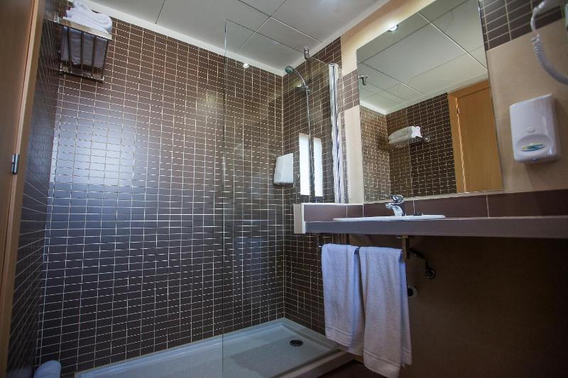 Twin Room with Extra Bed (2 Adults + 1 Child) image 4