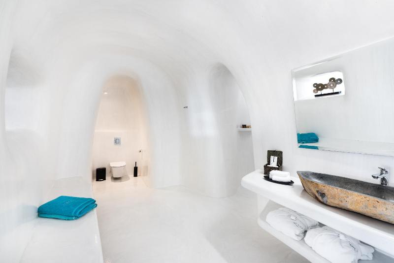 Cave Villa with Outdoor Heated Plunge Pool with Jets image 2