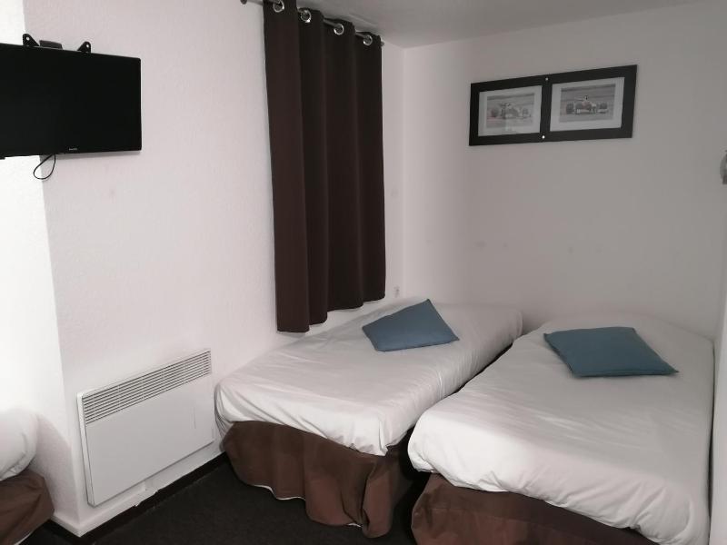 Family Room image 3