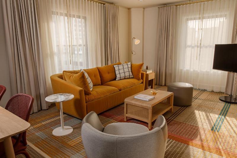 Corner One Bedroom Suite with One King Bed and City view image 2