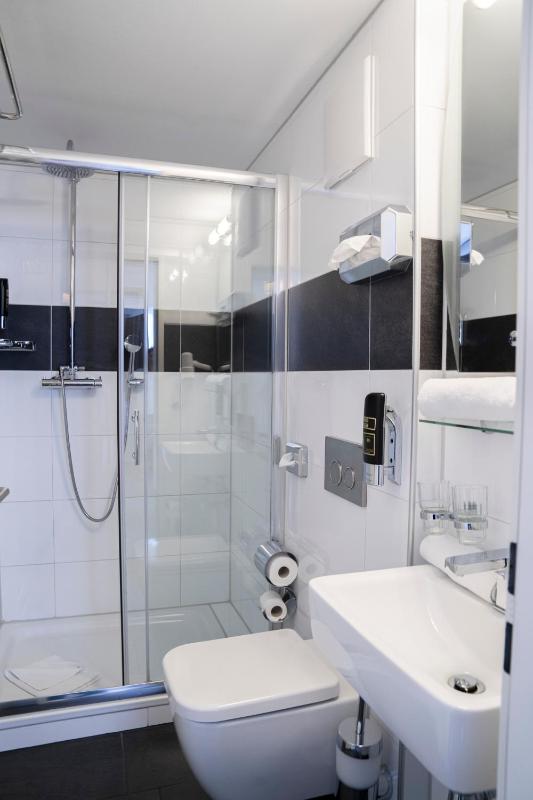 Twin Room image 1