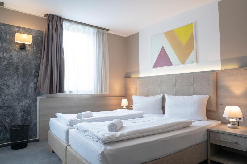 Twin Room image 2