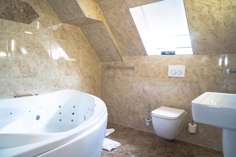 Deluxe Suite with Spa Bath image 2
