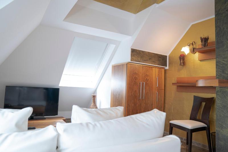 Deluxe Suite with Spa Bath image 1