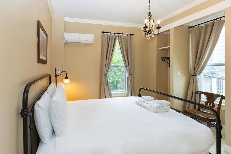 Queen Room with Shared Bathroom image 1