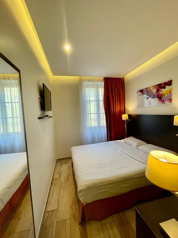 Classic Double Room image 2