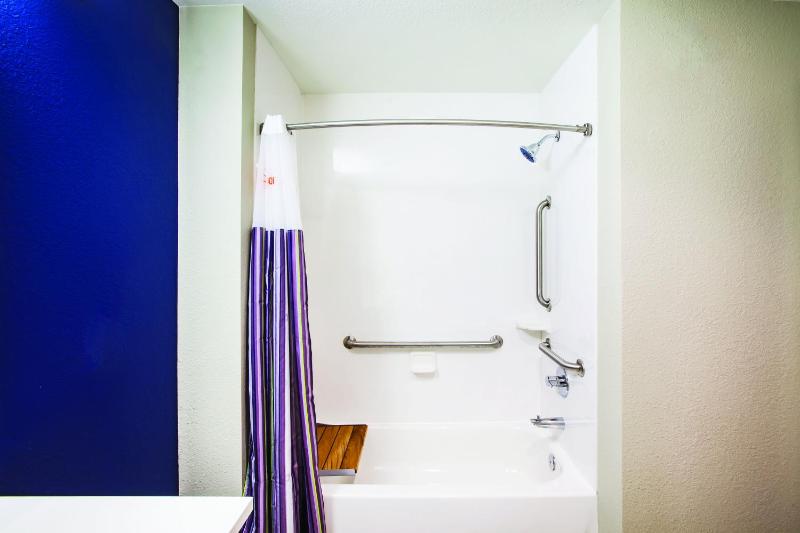 Deluxe King Studio with Mobility/Hearing Impaired Access - Non-Smoking image 1