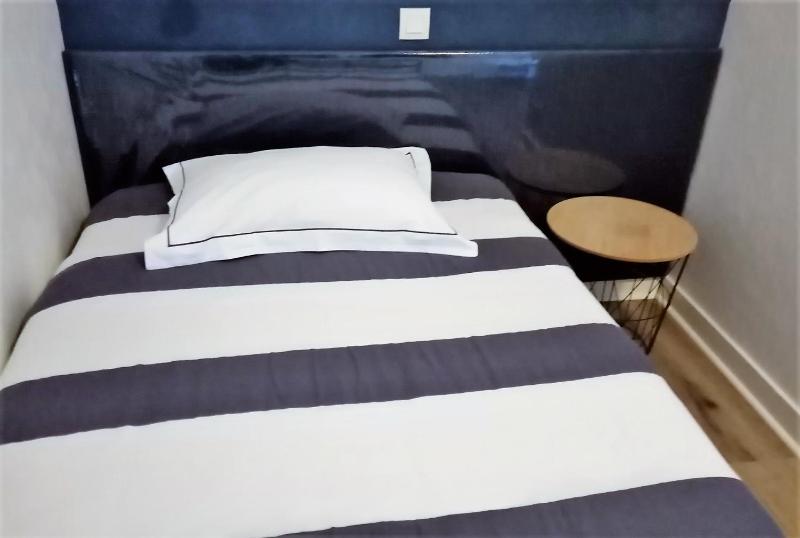 Economy Triple Room image 4