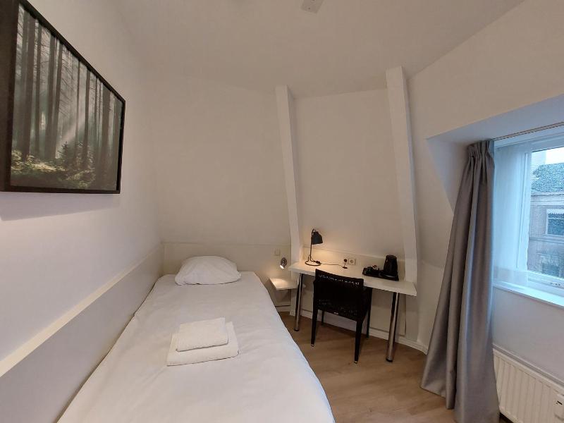 Single Room image 3
