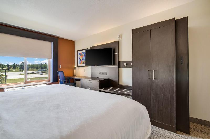 Standard King Room image 4