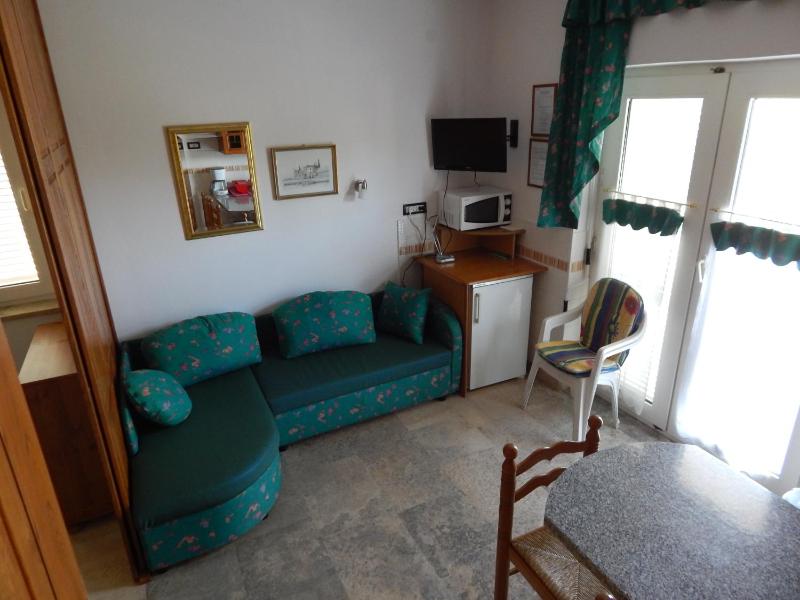 Studio Apartment with Sea View image 2
