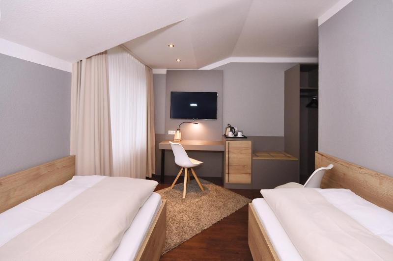 Classic Double Room image 4