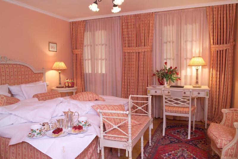 Small and Cozy Double Room image 2