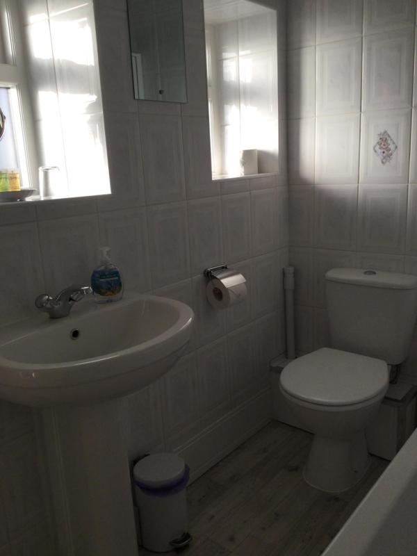 Twin Room with Private Bathroom image 3