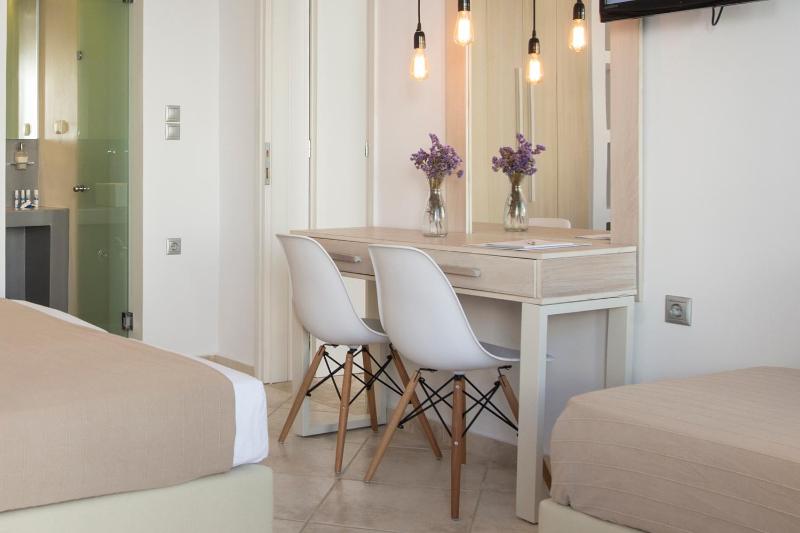 Superior Triple Room image 4
