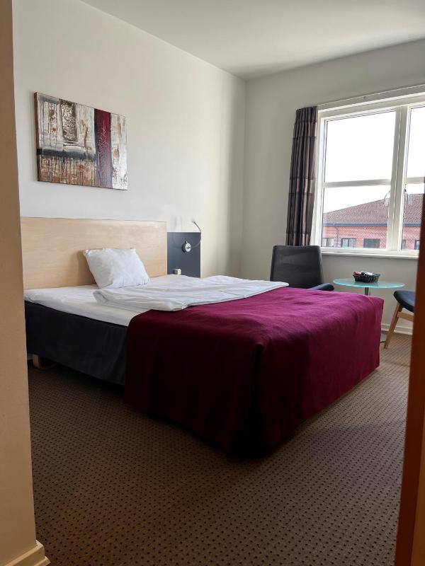 Standard Queen Room with Walk-In Shower - Non-Smoking image 1