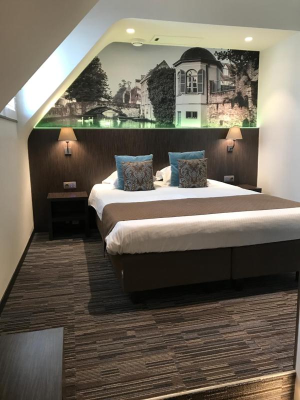 Standard Double Room image 4