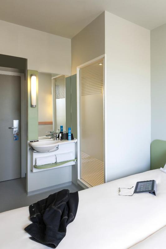 Twin Room image 3