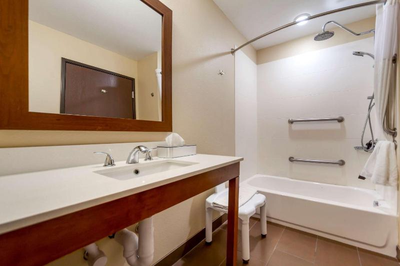 Queen Suite with Two Queen Beds - Accessible/Non-Smoking image 4