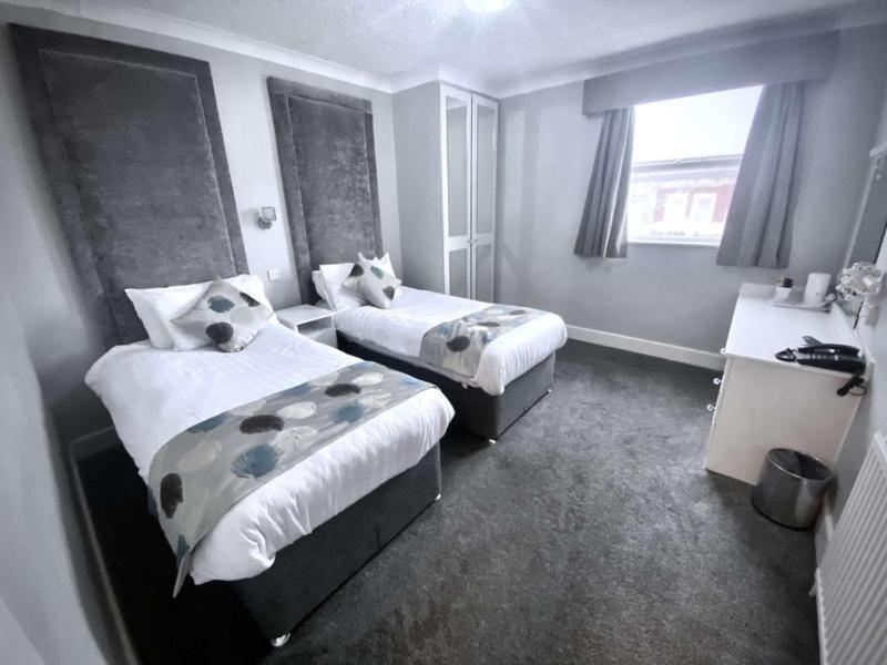 Twin Room image 1