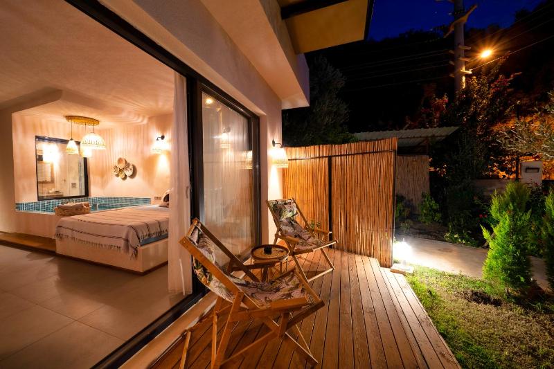 Suite with Garden View image 3
