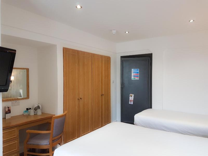 Standard Family Room (2 Adults + 1 Child) image 3