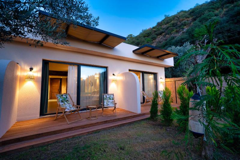 Suite with Garden View image 2
