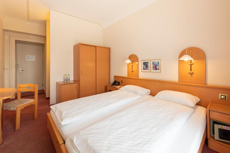 Standard Twin Room image 4