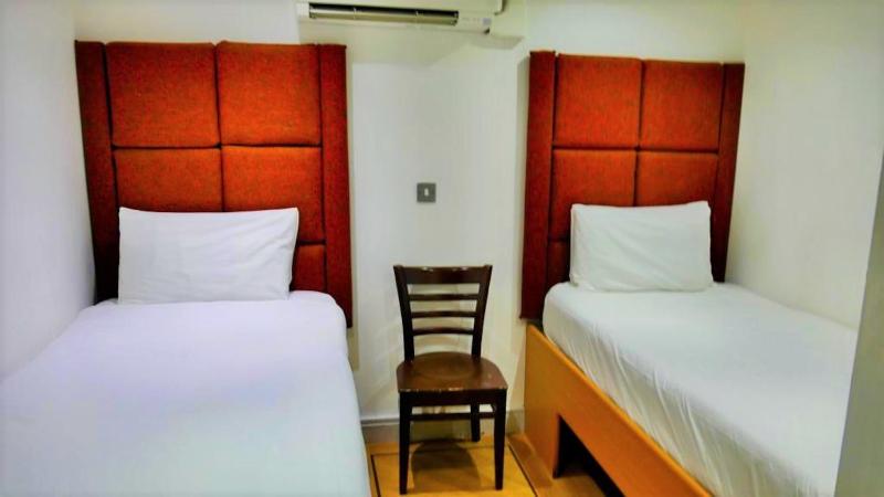 Economy Twin Pod Room without Window image 4