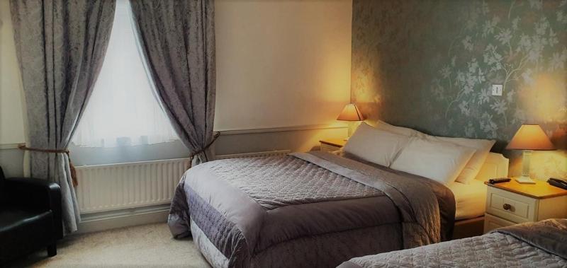 Deluxe Double Room with Bath image 2