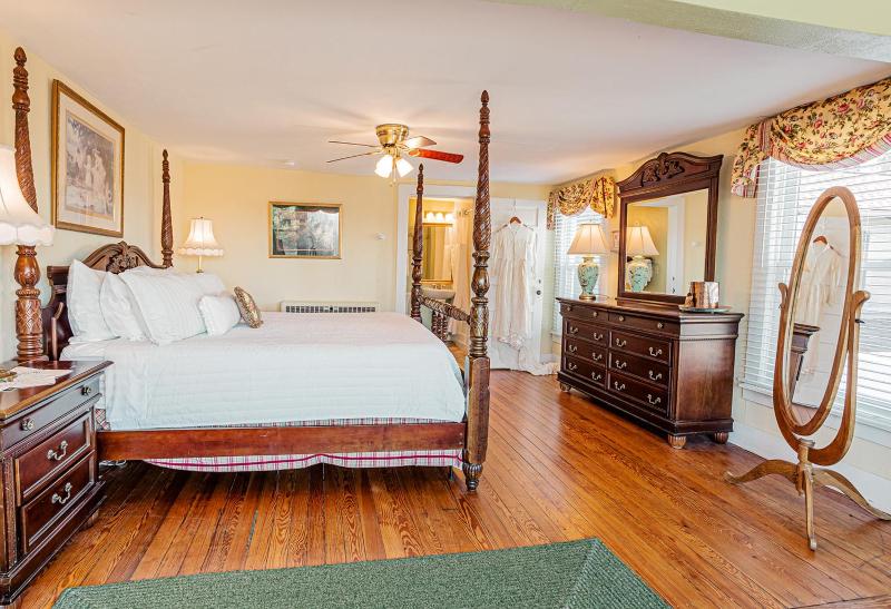 King Room with Mountain View image 3