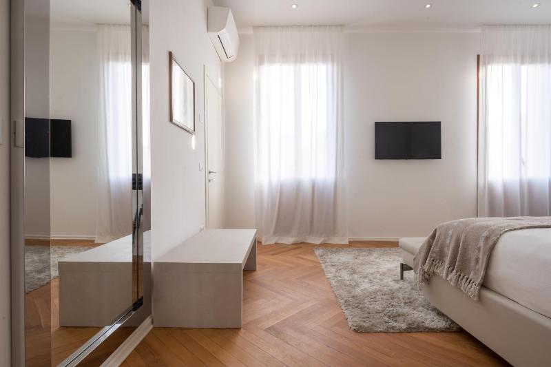 Design Apartment with Balcony on the Grand Canal R&R - image 12