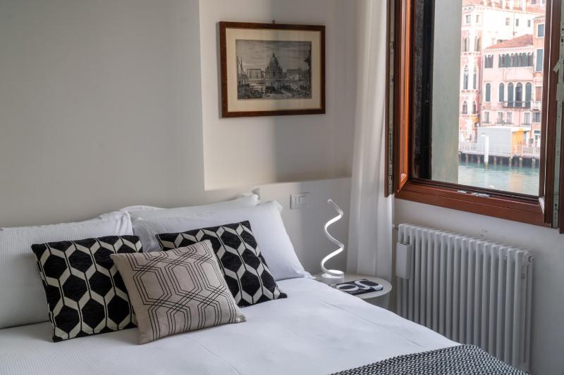 Design Apartment with Balcony on the Grand Canal R&R - image 2