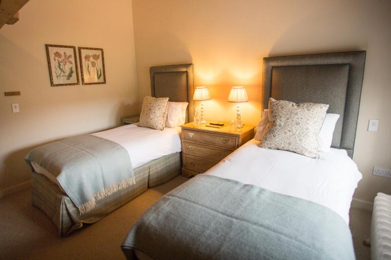 Twin Room with Private Bathroom image 1