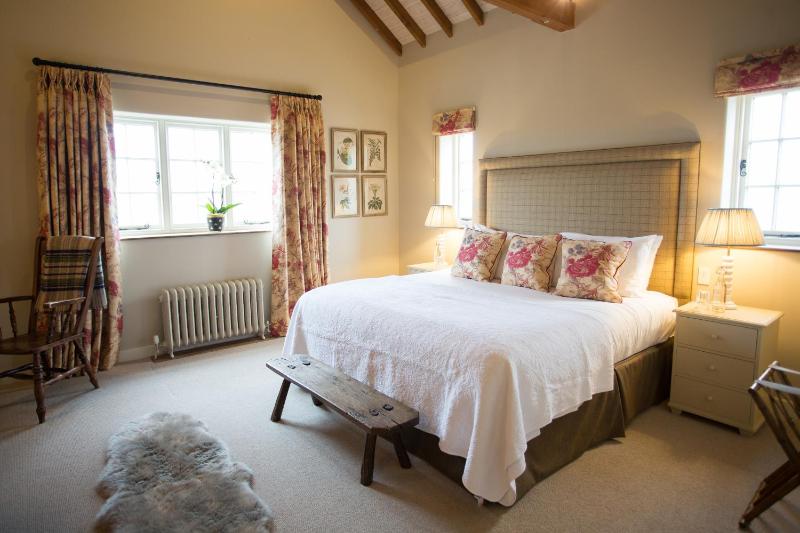 Deluxe King Room image 4