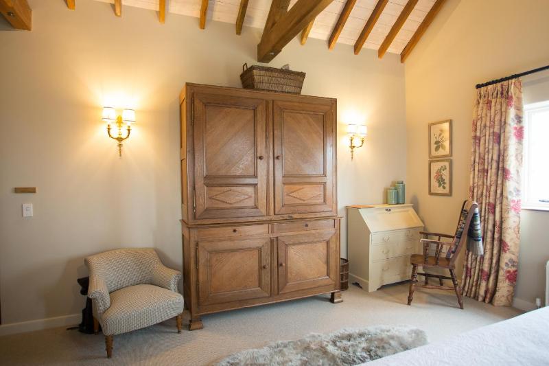 Deluxe King Room image 3