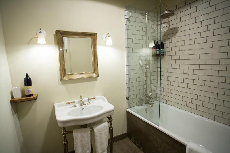 Twin Room with Private Bathroom image 3