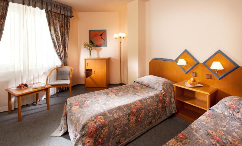 Double or Twin Room image 3