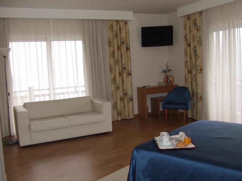 Family Room (2 Adults + 2 Children) image 2