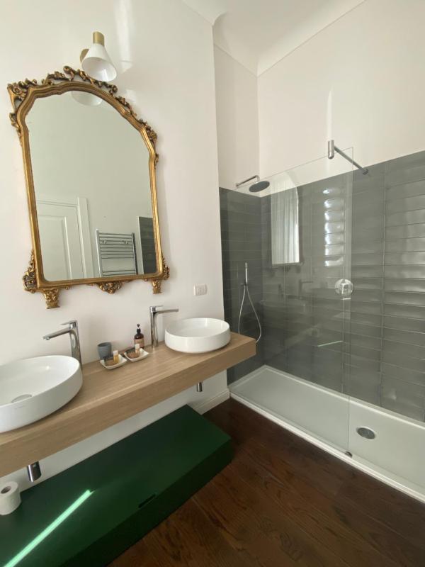 Large Double Room image 3