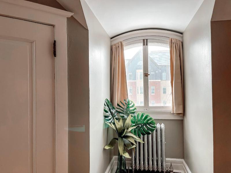 Standard Queen bed w/ shared bathroom  image 1