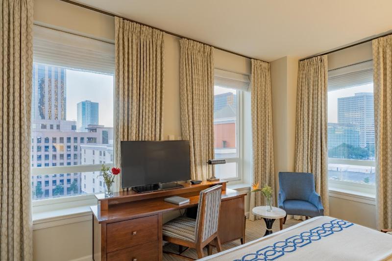 Corner Deluxe Suite with King Bed image 4
