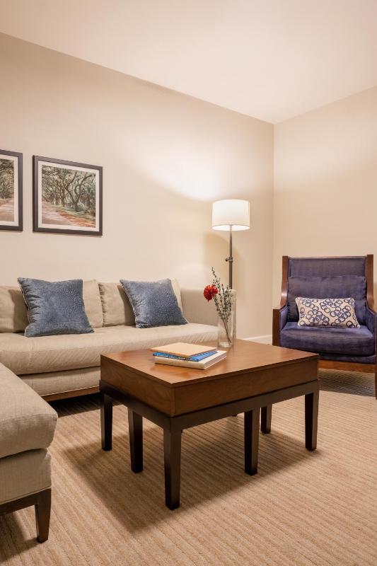 Corner Deluxe Suite with King Bed image 3