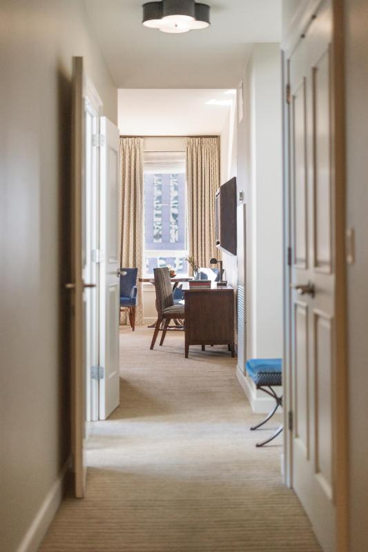 Corner Deluxe Suite with King Bed image 1