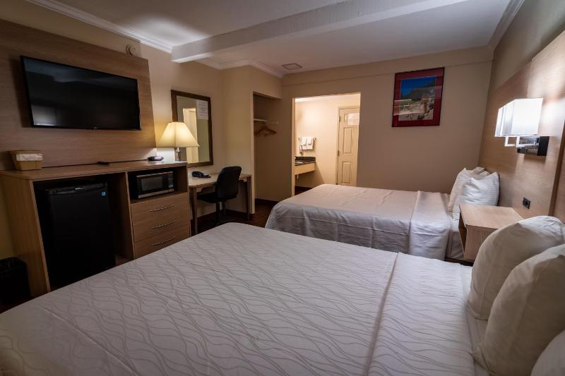 Quadruple Room with Two Queen Beds - Non Smoking image 3