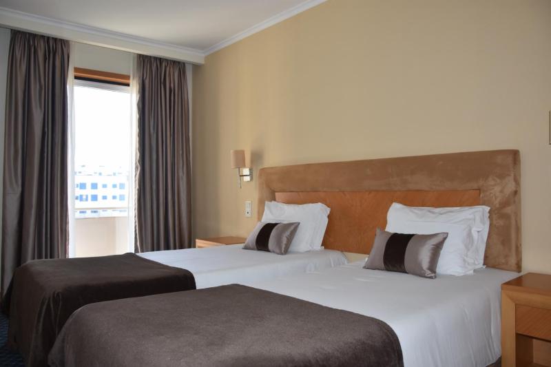 Twin Room image 4