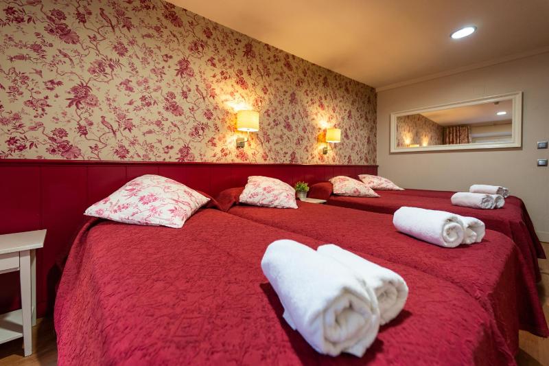 Quadruple Room with Bathroom image 1